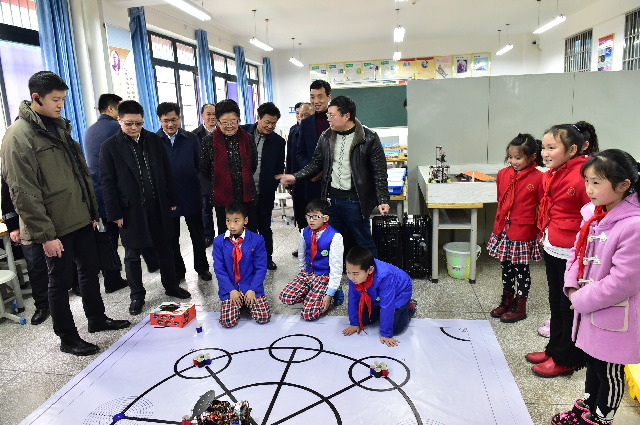 顧秀蓮赴重慶調研關心下一代工作，視察“少年硅谷”項目