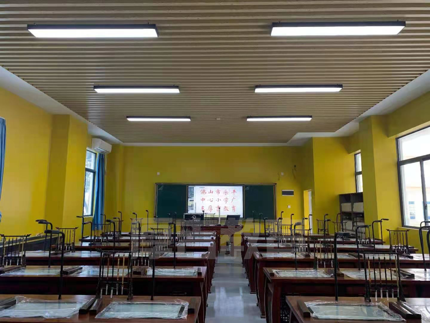 學校<a href='http://m.szmljz.com/chanpin/57-1.html' target='1' style='font-size:18px; font-weight:bold; color:#000000;'>書法室</a>