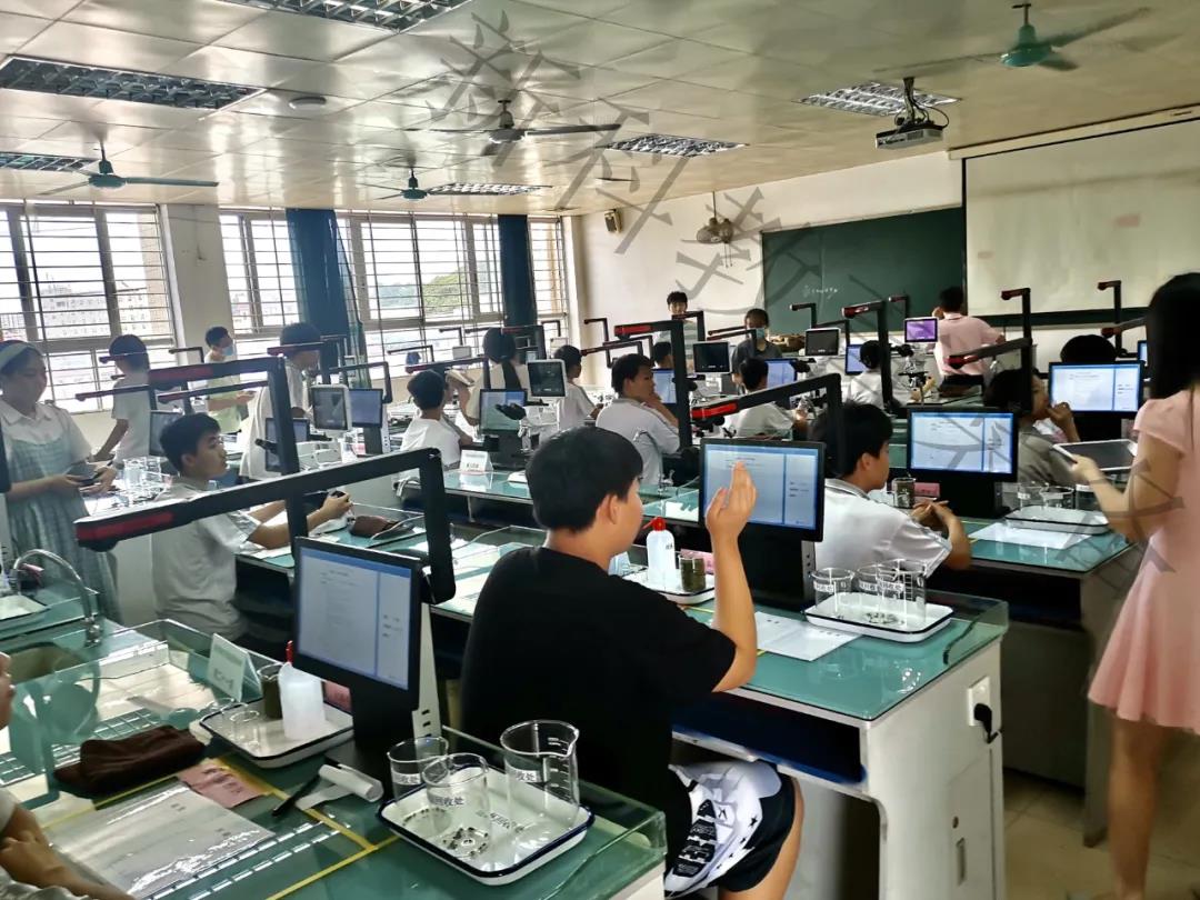 <a href='http://m.szmljz.com/' target='1' style='font-size:14px; font-weight:bold; color:#0080ff;'>物理實驗室</a>考試系統