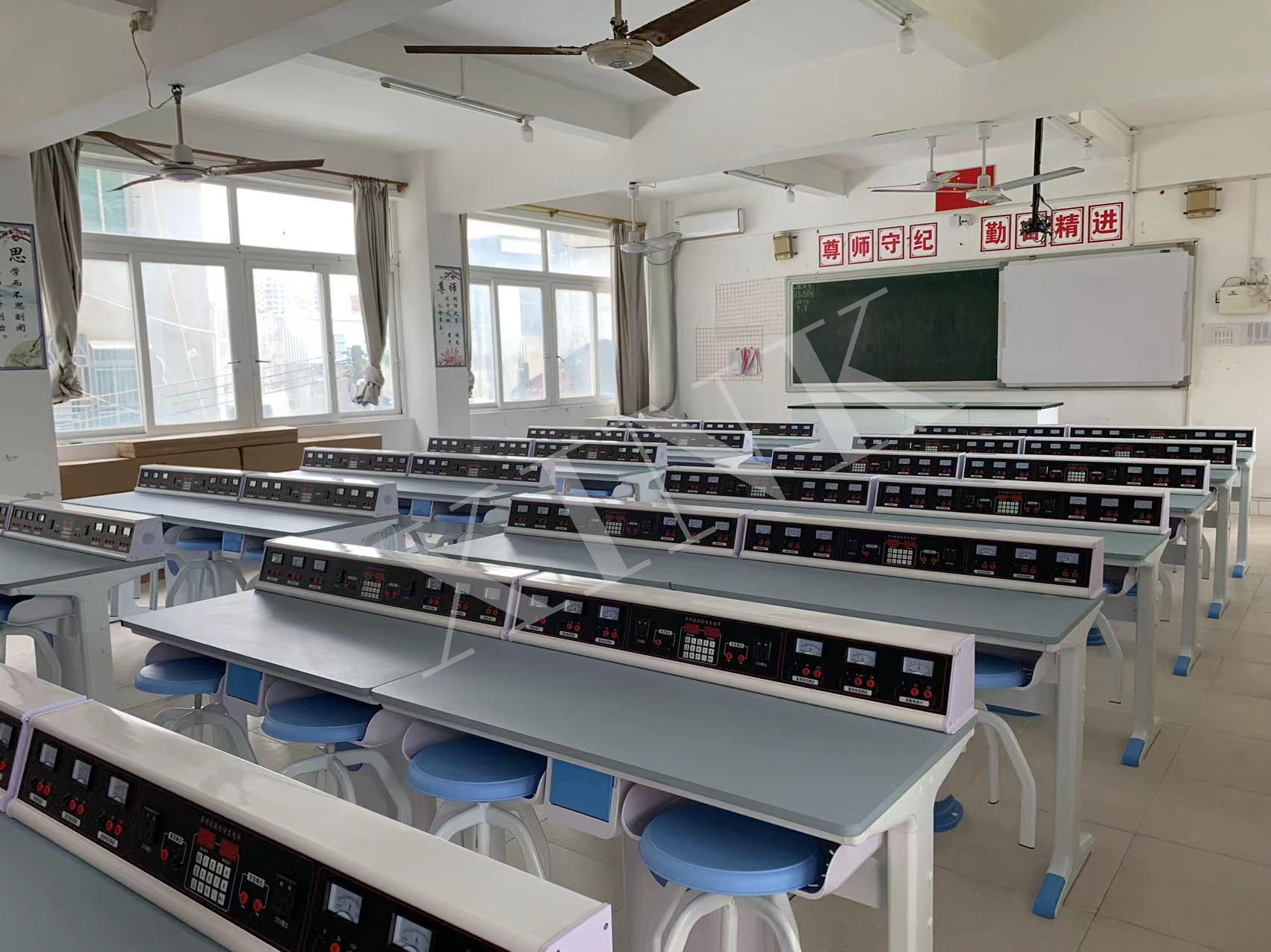 電學<a href='http://m.szmljz.com/' target='1' style='font-size:14px; font-weight:bold; color:#0080ff;'>物理實驗室</a>