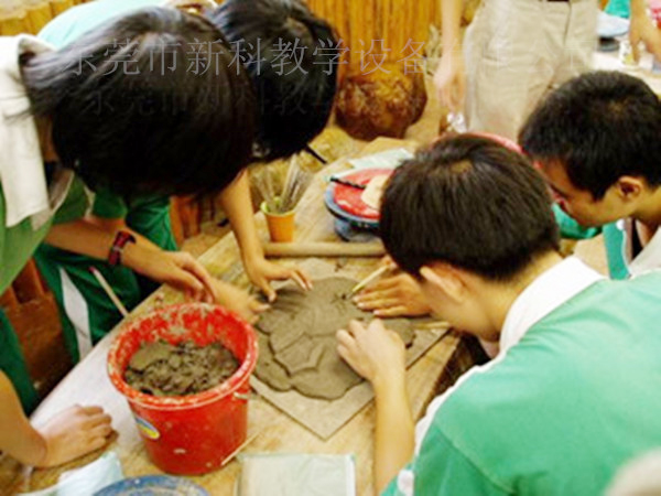 <a href='http://m.szmljz.com/chanpin/55-1.html' target='1' style='font-size:18px; font-weight:bold; color:#000000;'>陶藝功能室</a>2