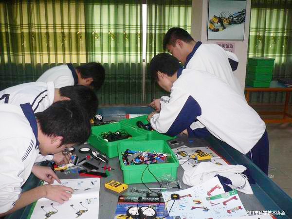 <a href='http://m.szmljz.com/chanpin/60-1.html' target='1' style='font-size:18px; font-weight:bold; color:#000000;'>機(jī)器人功能室</a>